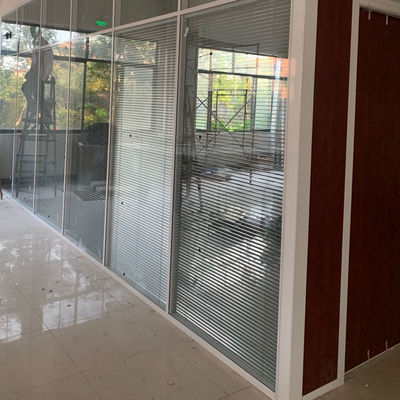 Qualität  Easy Installation Highlight White Color Aluminum Partition And Glass Partition For Office Hotel And Hospitals usine